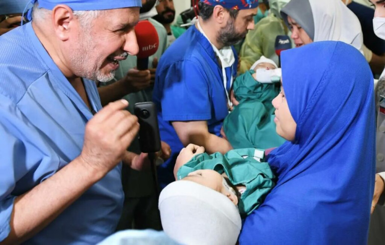 نجاح فصل التوأم السيامي الفلبيني “أكيزا وعائشة” بعد عملية جراحية دقيقة استغرقت خمس ساعات