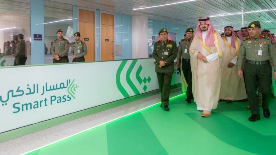 تحت رعاية وزير الداخلية.. أمير منطقة المدينة المنورة يدشّن مبادرة المسار الذكي بالمديرية العامة للجوازات