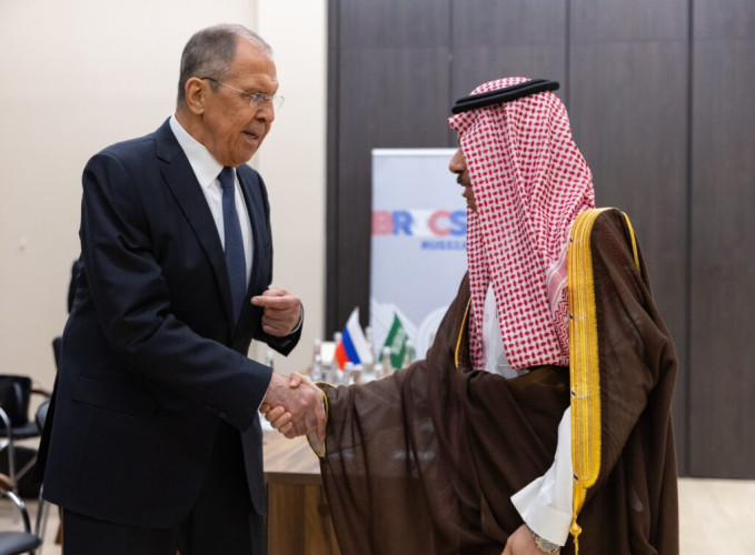 وزير الخارجية يلتقي وزير الخارجية الروسي