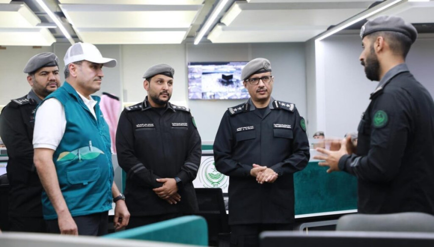 وزير النقل والخدمات اللوجستية يزور مركز العمليات الأمنية الموحدة(911)بمكة المكرمة