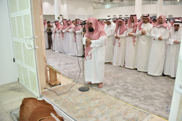 وكيل “الداخلية” يؤدي صلاة الميت على محافظ الجبيل السابق