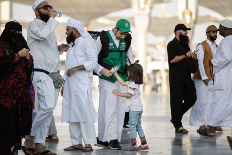 جمعية هدية الحاج والمعتمر تنفذ مبادرة سقيا الماء للحجاج  في المدينة المنورة.