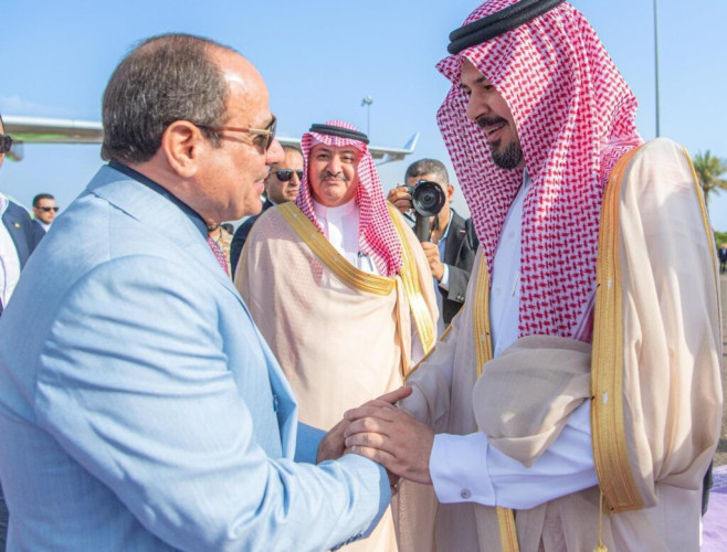 الرئيس المصري يصل إلى المدينة المنورة وفي استقباله أمير المنطقة