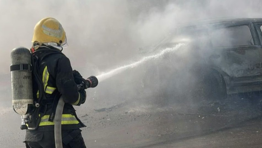 الدفاع المدني بالرياض يخمد حريقاً في مركبة بحي النزهة.. ولا إصابات