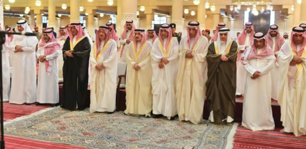 أمير الرياض يؤدي صلاة الميت على هدى بنت عبدالله الفيصل آل فرحان آل سعود
