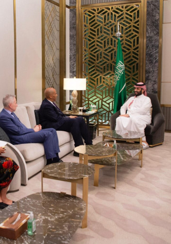 سمو ولي العهد يستقبل عضو الحزب الديمقراطي عن ولاية نيوجيرسي بمجلس الشيوخ الأمريكي