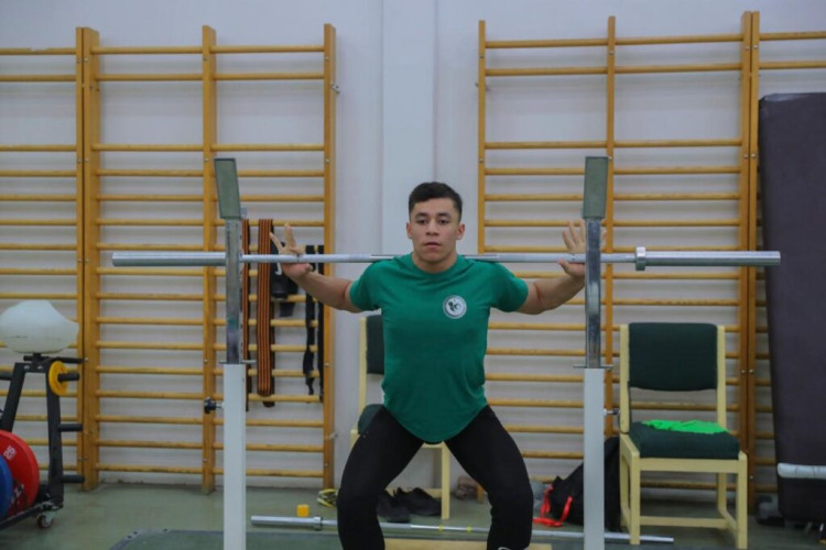 اخضر رفع الاثقال يواصل استعداداته في الرياض