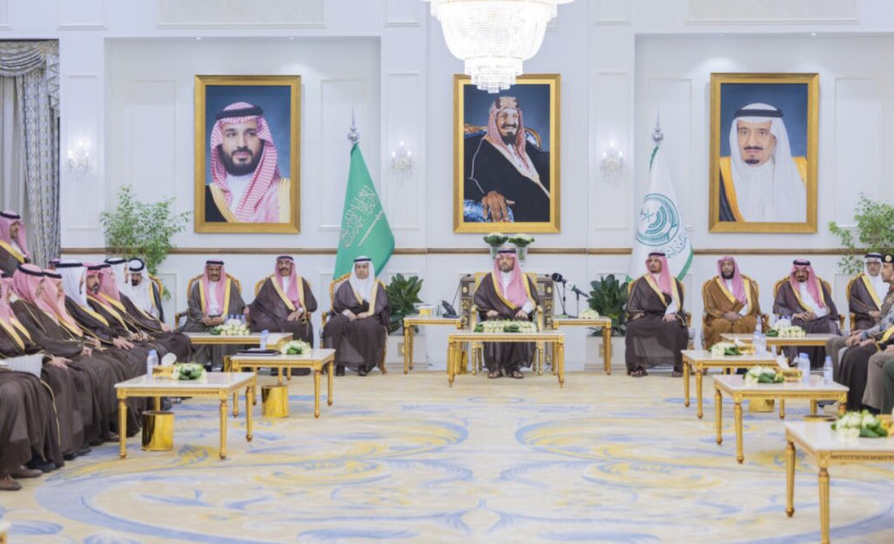 أمير الحدود الشمالية يكرِّمُ المتطوعين المشاركين في أعمال الحج بمنفذ جديدة عرعر