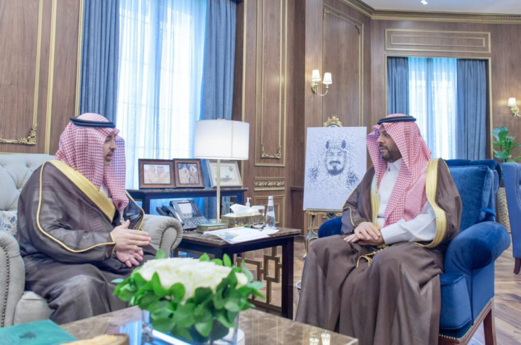 أمير الحدود الشمالية يستقبل أمين المنطقة