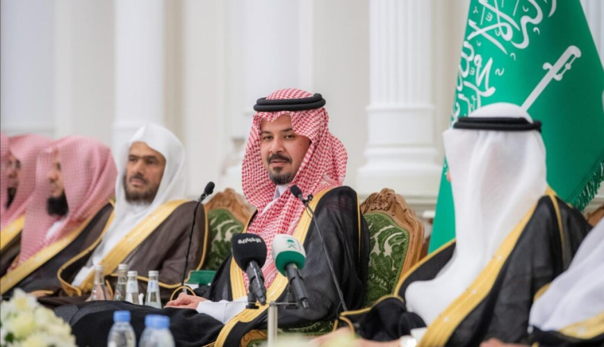 أمير المدينة المنورة يستقبل أصحاب الفضيلة والمعالي والمشايخ ومديري الإدارات الحكومية خلال جلسته الأسبوعية