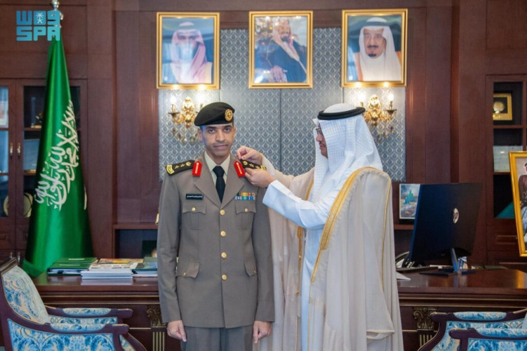 محافظ الأحساء يُقلّد قائد دوريات الأمن بالمحافظة رتبته الجديدة