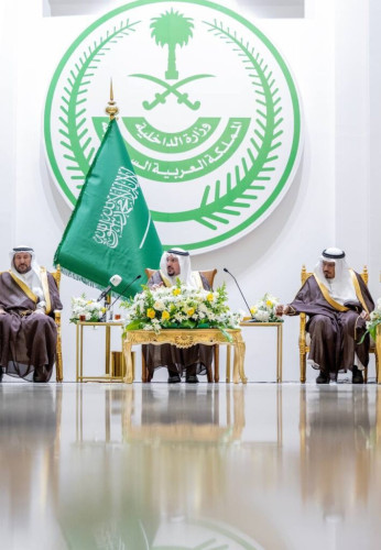 أمير منطقة القصيم يستقبل المسؤولين والمواطنين في الجلسة الأسبوعية بمحافظة عيون الجواء