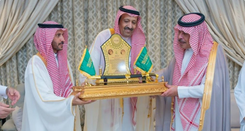 أمير الباحة يكرم “مشارى بن سعود” لجهوده في تأسيس جائزة المنطقة للإبداع والتميز