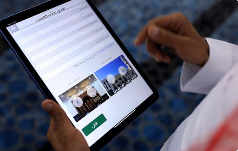 يتسلحون بأحدث التقنيات.. 300 مراقب في خدمة بيوت الله بالمدينة المنوّرة