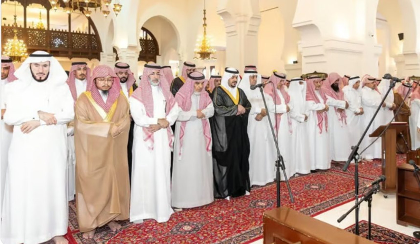نائب أمير الرياض يؤدّي صلاة الميت على “محمد بن حمد العيسى”