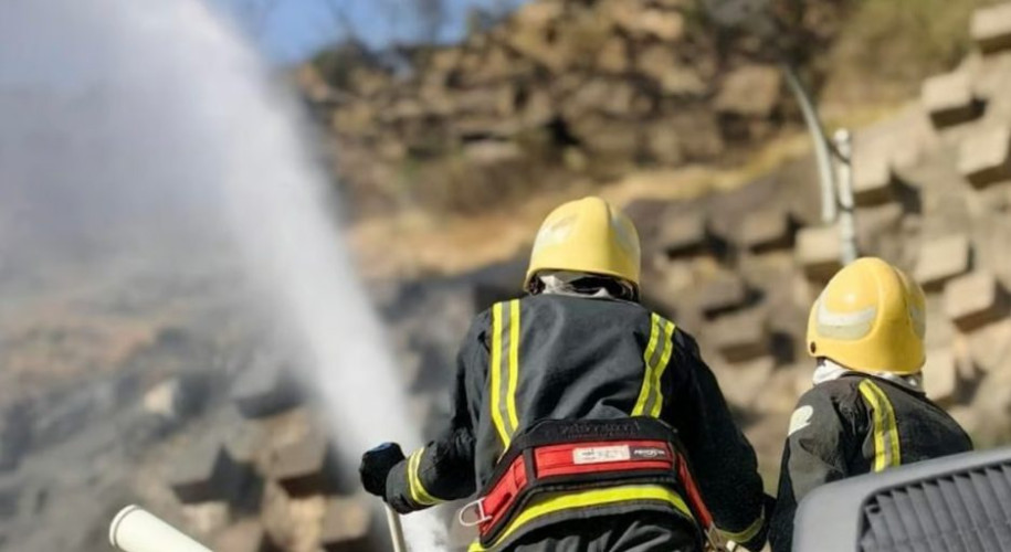 “مدني الباحة” يواصل مكافحة حريق اندلع في أشجار وأعشاب