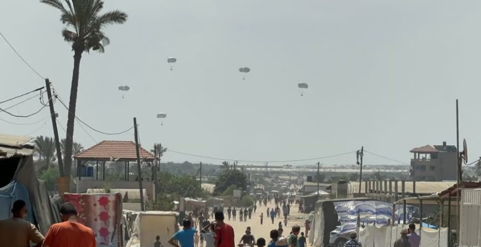 المملكة تواصل الإسقاط الجوي للمساعدات الغذائية على غزة بالتعاون مع الأردن