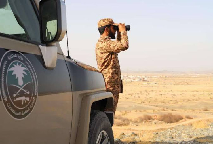 جازان.. “دوريات المجاهدين” تطيح بمواطن لنقله 4 مخالفين لأمن الحدود