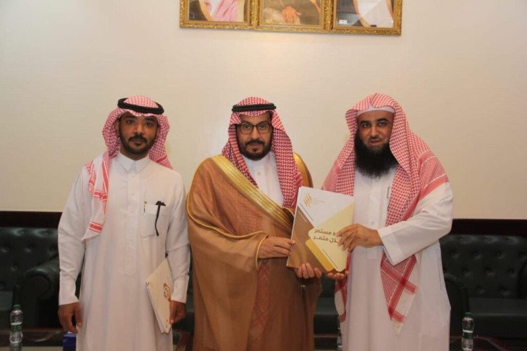 محافظ القريات يلتقي رئيس جمعية البر  بالمحافظة