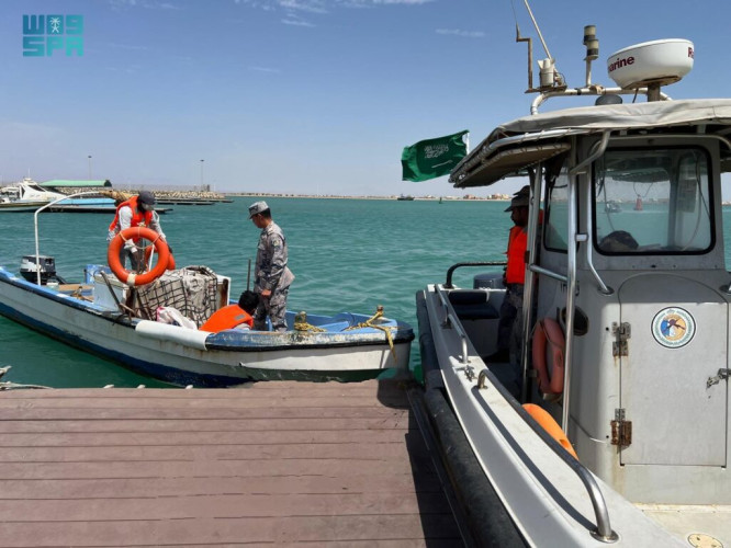 حرس الحدود بمنطقة المدينة المنورة يُنقذ مقيمًا تعطلت واسطته البحرية في عرض البحر