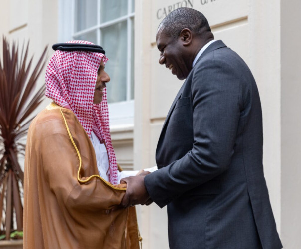 وزير الخارجية يلتقي وزير خارجية المملكة المتحدة في لندن