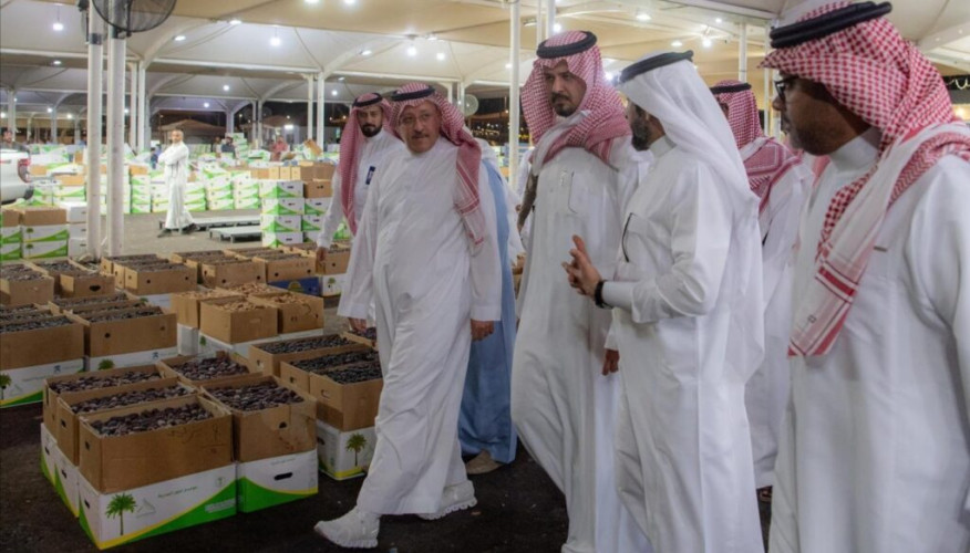 أمير منطقة المدينة المنورة يتفقد مقر مزادات السوق المركزي للتمور في المنطقة