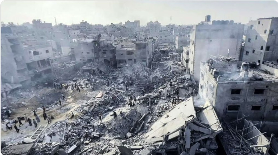 3 صواريخ مباشرة أثناء صلاتهم للفجر.. 100 شهيد في مجزرة إسرائيلية جديدة بغزة