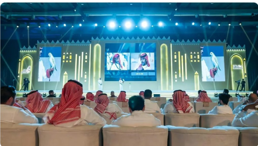 بـ 400 ألف ريال.. بيع أغلى صقر في منصة المزاد الدولي لمزارع إنتاج الصقور للعام 2024