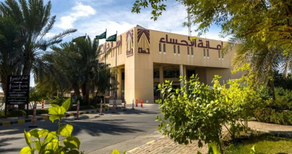 “أمانة الأحساء” تنهي نزع ملكية عقارات لتنفيذ 4 مشاريع تطويرية واستعادة 34 تعديًا