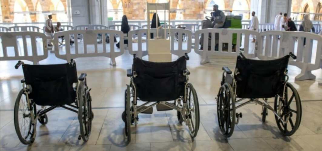 توفير التنقل بالعربات اليدوية في المسجد الحرام لكبار السن وذوي الإعاقة بالمجان