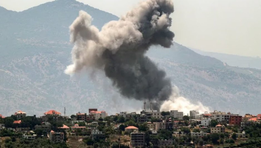 غارات إسرائيلية تقتل 9 في لبنان بينهم 5 من “حزب الله”.. والرد استهداف مواقع للاحتلال