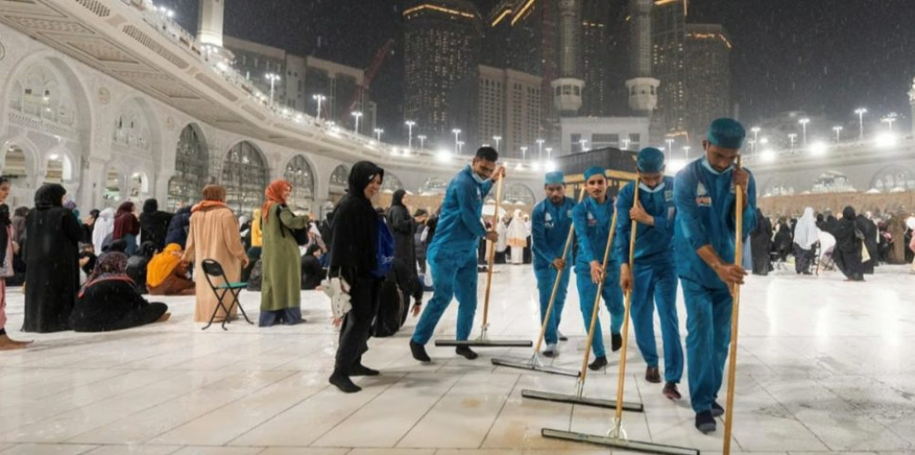 “شؤون الحرمين” تكثّف النظافة بعد الأمطار على المسجد الحرام
