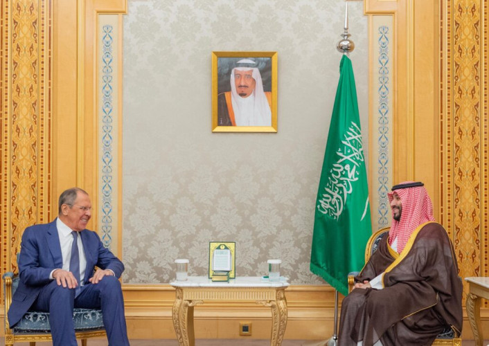 سمو ولي العهد يلتقي وزير الخارجية الروسي