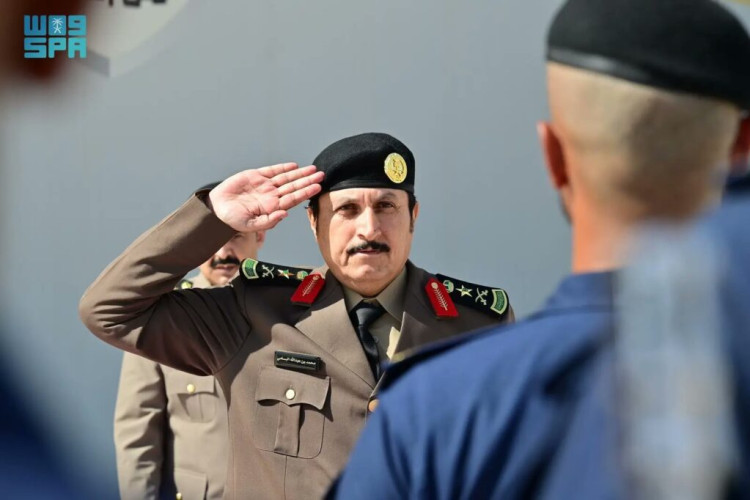 تحت رعاية الأمير عبدالعزيز بن سعود.. مدير الأمن العام يشهد تخريج(334)خريجًا من الدورة التأهيلية الـ(53)للضباط الجامعيين ودورة بكالوريوس العلوم الأمنية الـ(65)بالرياض