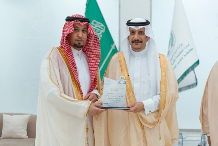 محافظ حفر الباطن يكرم الجهات المشاركة بحملة محو الأمية