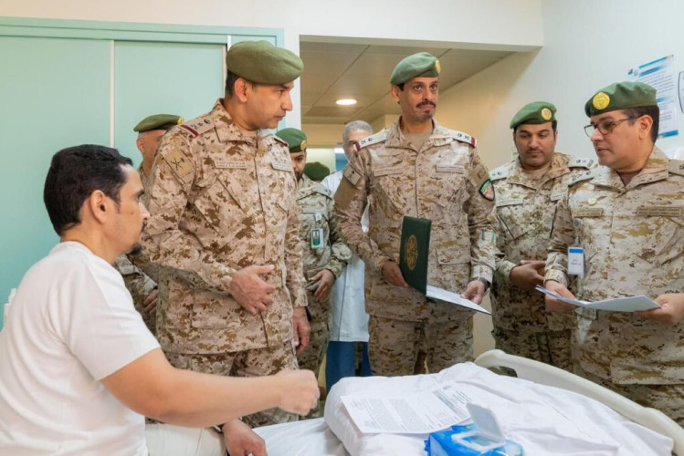 قائد القوات المشتركة يزور الجرحى والمصابين من منسوبي القوات المشتركة الذين تعرضوا للإصابة في عمليات عاصفة الحزم وإعادة الأمل