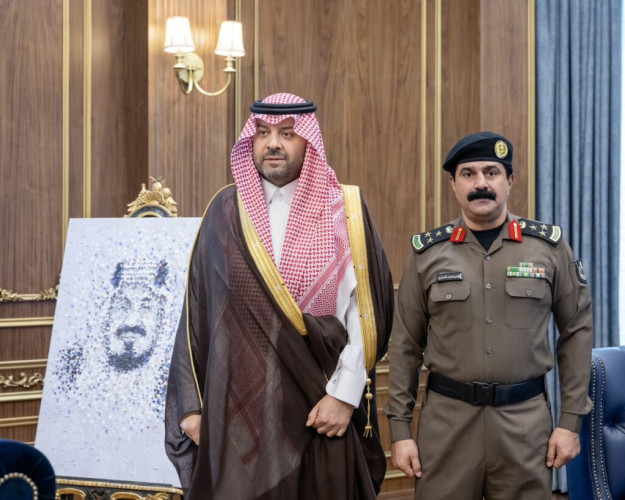 أمير منطقة الحدود الشمالية يُقلد قائد أمن الإمارة رتبته الجديدة