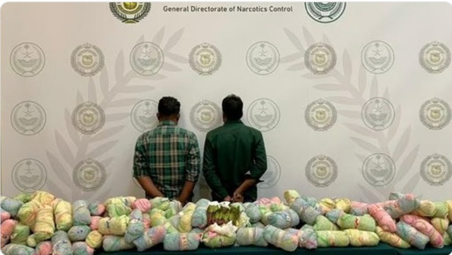 “مكافحة المخدرات” تقبض على مقيميْن بمنطقة عسير لترويجهما 121 كجم من “القات”