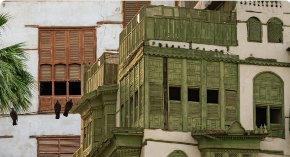 من فعاليات اليوم الوطني بجدة التاريخية.. الزوار يتعرفون على مكتشفات أثرية نادرة