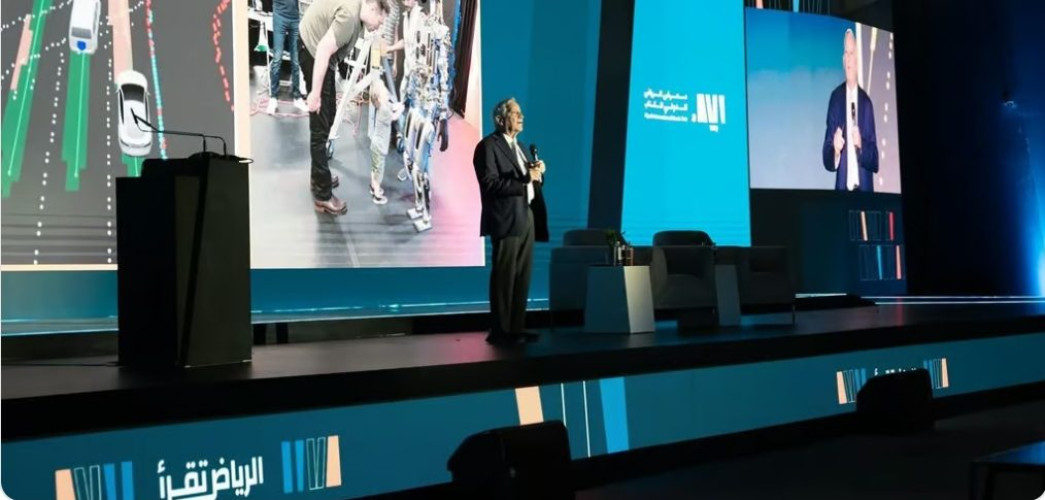 معرض الكتاب بالرياض.. كاتب أمريكي يُشيد بريادة المملكة في ابتكارات الطاقة المتجددة