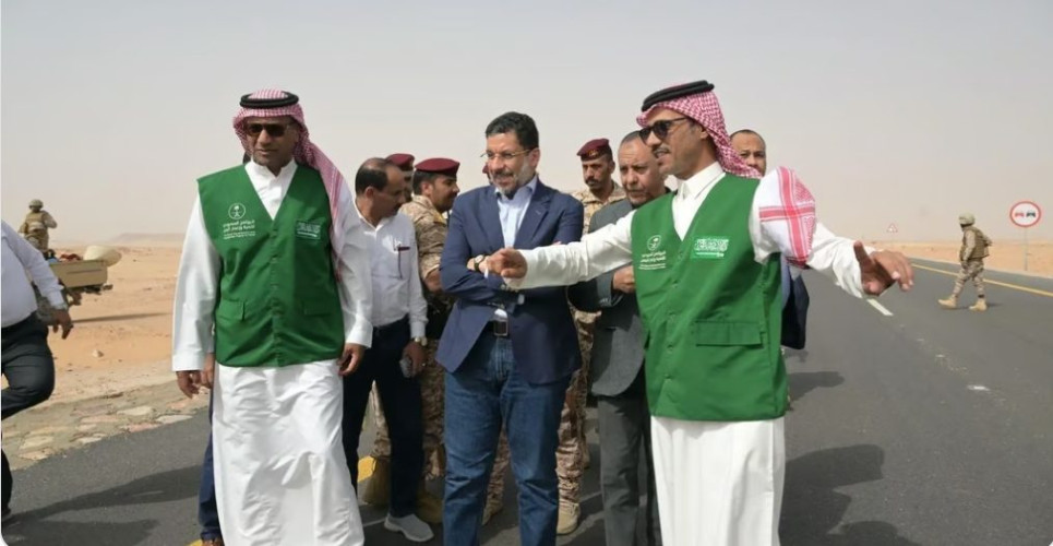ينفذها البرنامج السعودي.. “بن مبارك” يطلّع على أعمال مشروعي إعادة تأهيل “طريق العبر” و”منفذ الوديعة”