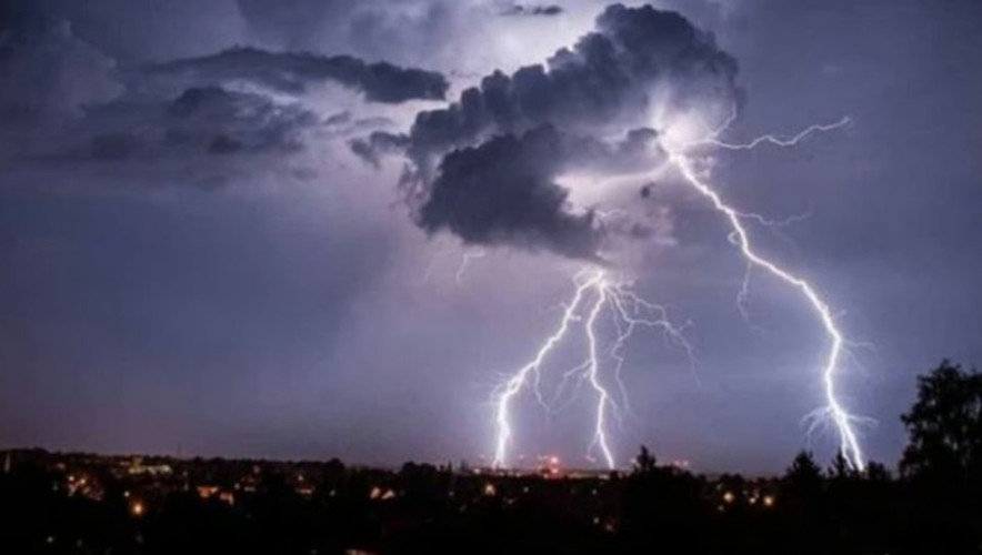 “الوطني للأرصاد” ينبه من أمطار غزيرة على منطقة عسير