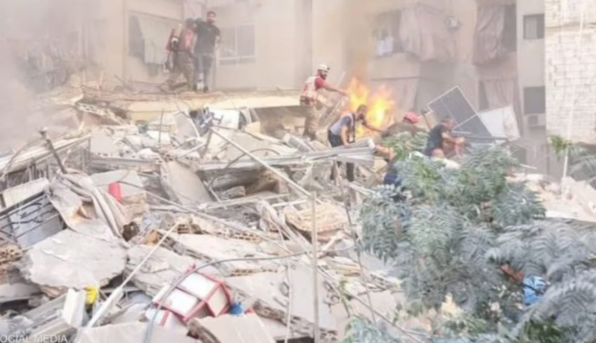 “مبانٍ وسيارات مدمرة”.. “إسرائيل” تستهدف اجتماعاً لـ”حزب الله” وتقتل قيادياً بارزاً