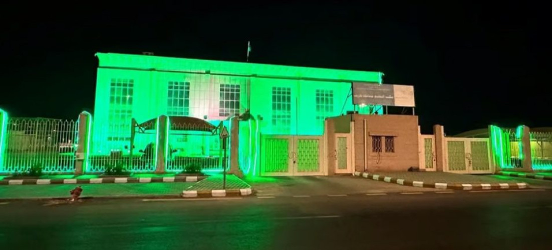 طريف.. برج الإسكان والمباني الحكومية تتزيَّن باللون الأخضر ابتهاجاً باليوم الوطني