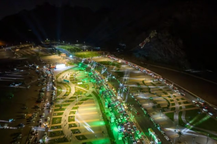 حائل.. عروض الضوء على الجبال تجذب آلاف الزوار في فعاليات اليوم الوطني الـ94 بمتنزه السلام