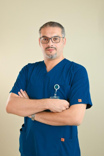 د. الدحلان: العلاج الطبيعي  يلعب دورًا أساسيًا في علاج مشكلات العمود الفقري