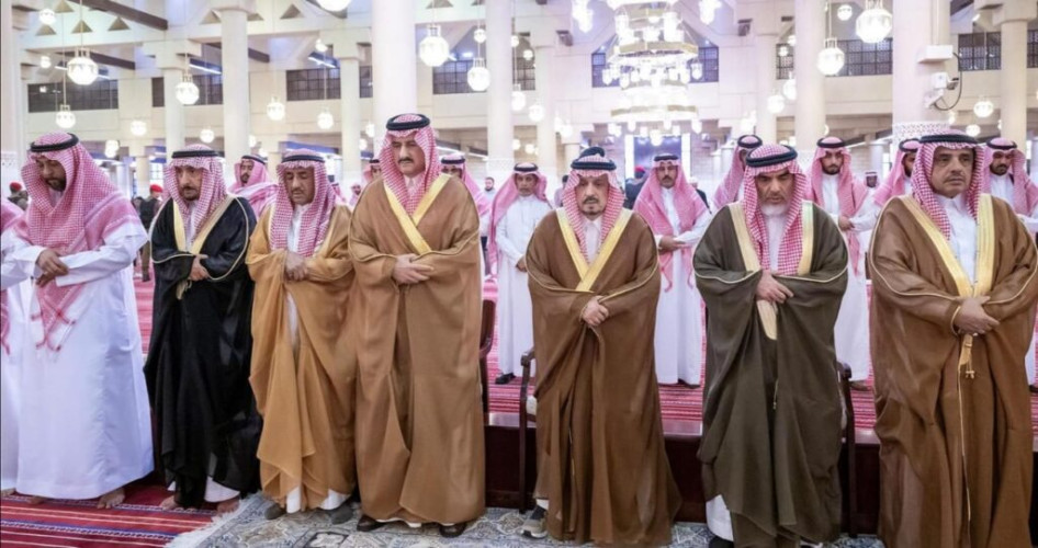 أمير منطقة الرياض يؤدي صلاة الميت على صاحب السمو الأمير فرحان بن عبدالعزيز بن سعود آل فرحان