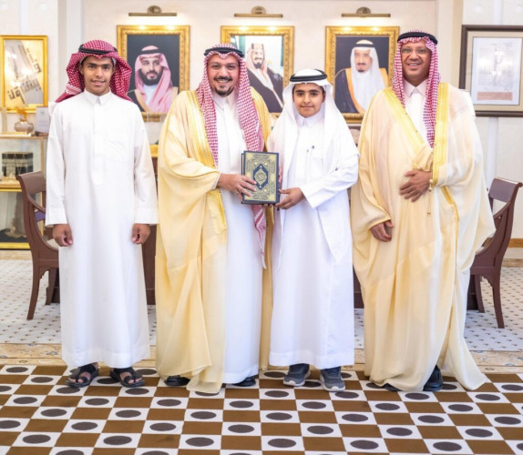 أمير القصيم يكرّم الشاب محمد التويجري الذي ابتكر عربة كهربائية يعمل عليها في نقل التمور