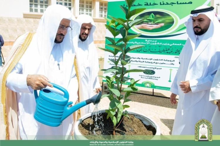 وزير الشؤون الإسلامية يدشّن مبادرة “مساجدنا حلة خضراء” لزراعة 50 ألف شجرة في الباحة