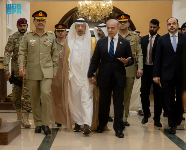 رئيس الوزراء الباكستاني يستقبل وزير الاستثمار